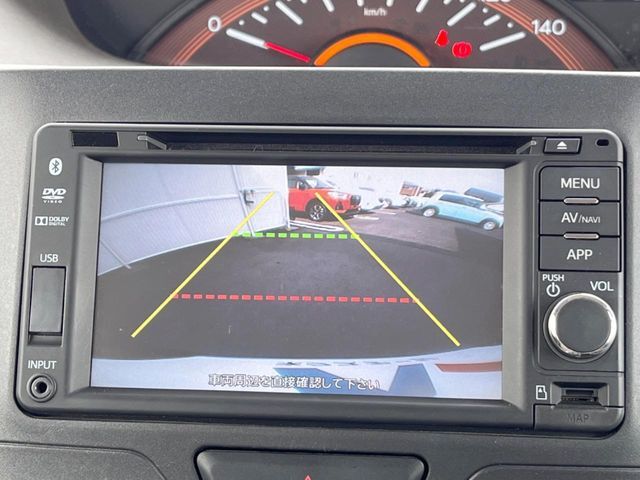 【バックカメラ】駐車時に後方がリアルタイム映像で確認できます。大型商業施設や立体駐車場での駐車時や、夜間のバック時に大活躍！運転スキルに関わらず、今や必須となった装備のひとつです！