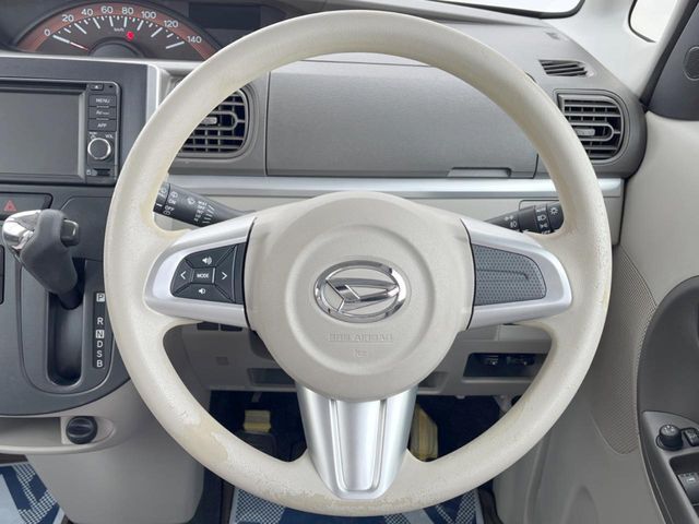 インテリアに合わせたデザインのステアリングは、運転される方のことも考え、運転しやすい形状、大きさです。是非一度、実際に触ってお確かめください。