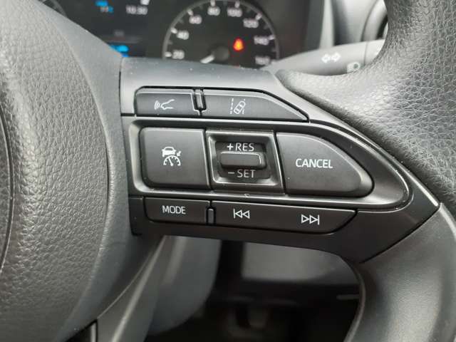 シンプルなデザインのステアリングは使用感が少なく、そのままお使いいただけます。