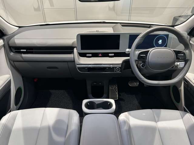 IONIQ5のインテリアは、多様なエコフレンドリー素材を活用しました。植物性オイルの幅広い使用やリサイクルPETボトルから創られた繊維の採用など、地球に優しい素材で完成されたインテリア