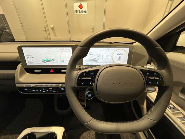 本革巻きのステアリングホイールです。ヒーターやハプティクス機能も装備されています。