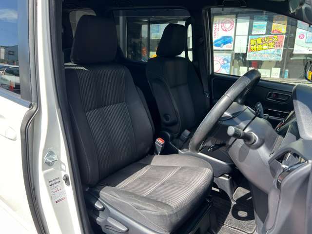 落ち着いた車内です！高級感をだしたい方は、革調シートカバーがオススメです！