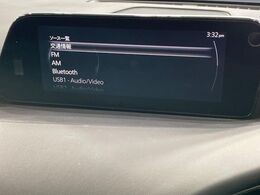 【8.8インチマツダコネクト】車内の雰囲気にマッチした大型のディスプレイ。スマホ接続でのナビ使用やBluetooth再生等、様々な機能が楽しめます。直感的なダイヤル操作が可能で、使い勝手も良好です。