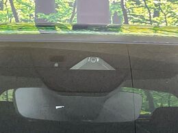 【i-ACTIVESENSE】走行中に前方の車両等を認識し、衝突しそうな時は警報とブレーキで衝突回避と被害軽減をアシスト。より安全にドライブをお楽しみいただけます。