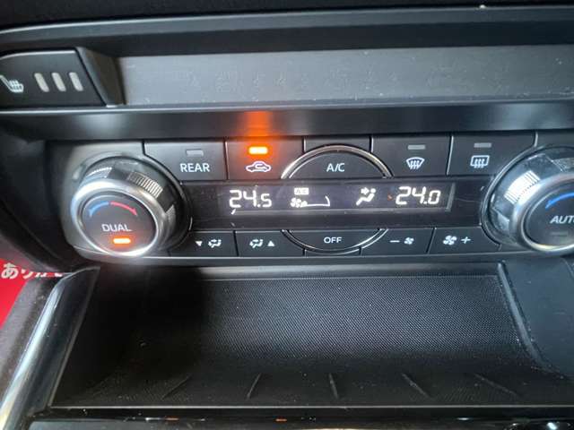 オートエアコンは温度を設定すれば自動で快適な状態にしてくれます。運転中の温度操作が減るので安心ですね♪
