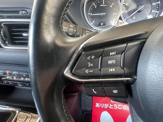 ステアリングリモコンスイッチはハンドルに装備されているリモコンで、運転中でもオーディオ類の操作が感覚だけでできます♪