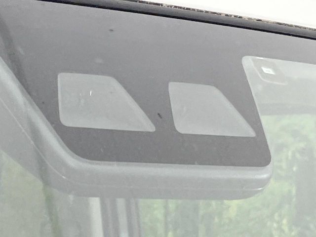 【スマートアシスト】走行中に前方の車両等を認識し、衝突しそうな時は警報とブレーキで衝突回避と被害軽減をアシスト。より安全にドライブをお楽しみいただけます。
