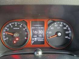 運転席のスピードメーターになります。明るく見やすく安全快適なドライブを楽しめます。