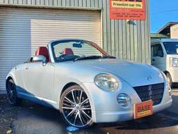 右前タイヤパンクしてしまいました・・・新品の夏タイヤつけて納車します。メーカーは問えませんのでご了承下さい。