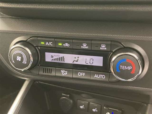 オートエアコンは温度を設定するだけで、自動で風量などを設定してくれます。運転しながら操作も必要ないので、安全性も向上します。
