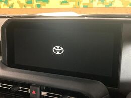 【12.3インチディスプレイオーディオ】スマートフォンと連携が可能な大画面ディスプレイオーディオです。スマートフォンのナビ機能を使用したり、Bluetooth接続で音楽もお楽しみいただけます！
