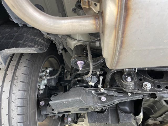 お車を安心してお乗りいただく為には、足回りの定期点検が欠かせません。サービスサポート（有償保証）では無料点検もご提供しており、安心のカーライフをお過ごしいただけるサポート体制が整っています。