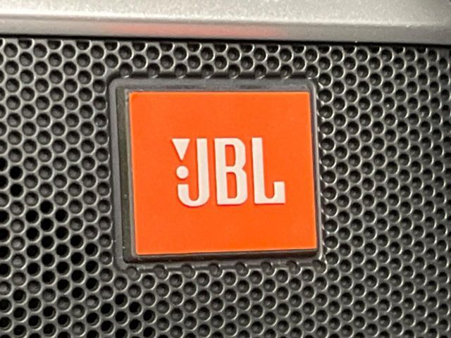 【JBLサウンドシステム】メーカーオプションの高品位サウンドシステムを搭載。専用のチューニングが施された大小様々なスピーカーから良質なサウンドが奏でられ、臨場感あふれる音響空間を演出します。