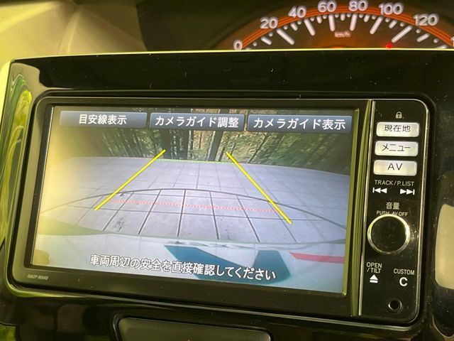 【バックカメラ】駐車時に後方がリアルタイム映像で確認できます。大型商業施設や立体駐車場での駐車時や、夜間のバック時に大活躍！運転スキルに関わらず、今や必須となった装備のひとつです！