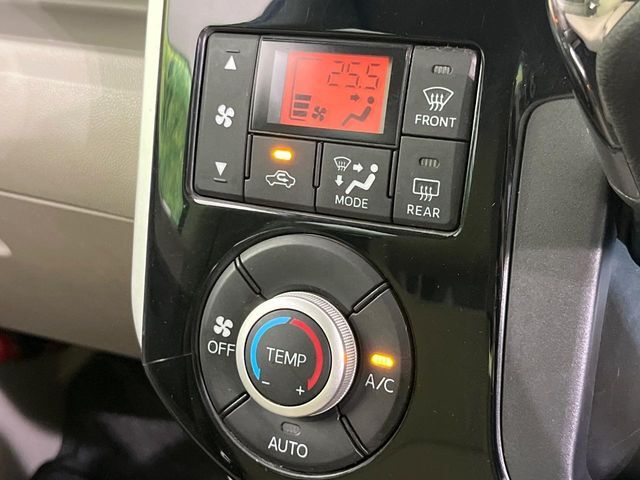 【オートエアコン】一度お好みの温度に設定すれば、車内の温度を検知し風量や温度を自動で調整。暑い…寒い…と何度もスイッチ操作をする必要はありません。快適な車内空間には必須の機能ですね♪