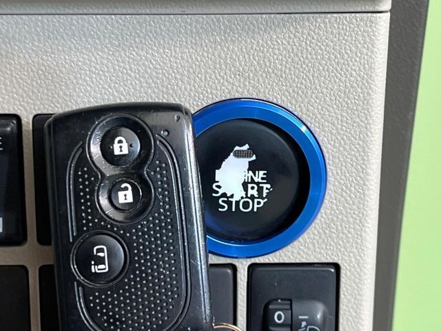 【キーフリーシステム】カバンやポケットに入れたままでもドアの施錠・解錠が可能なスマートキーを装備。エンジンのオン・オフ時もカギを取り出す必要が無いからとっても便利です♪