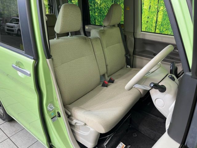 運転席まわりには十分なスペースがあり、大柄な方でもゆったり運転していただける環境です。