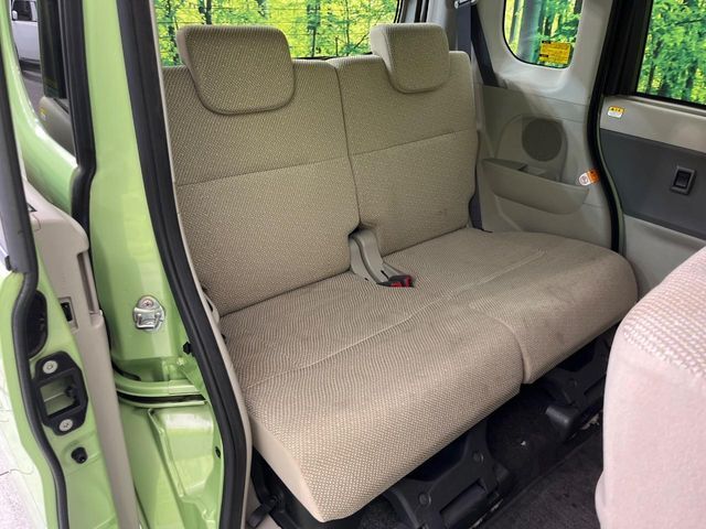 広々とした2列目シートは居住性が高く、居心地も快適！友達や家族とのお出かけにぴったりです。ベビーシートやチャイルドシート使用時も快適にお過ごしいただける十分な空間を確保しています。