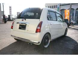 エンジンオイル・オイルエレメント・ワイパーゴム・バッテリーは、新品交換させて頂きます。さらに、車検整備付きの車は、2年間持たないような消耗品は、新品交換させて頂きます。ウォーターコート無料施工。