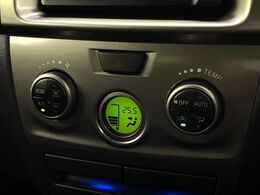 【オートエアコン】一度お好みの温度に設定すれば、車内の温度を検知し風量や温度を自動で調整。暑い…寒い…と何度もスイッチ操作をする必要はありません。快適な車内空間には必須の機能ですね♪