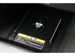 非接触式充電器「Qi」を装備。対応のモバイル機器を置くだけで充電できます。