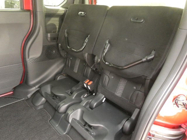 ◆チップアップ＆ダイブダウン機構付リアシート◆倒して、はね上げて。変化するシートで空間を乗る人に合わせて有効に使えます！