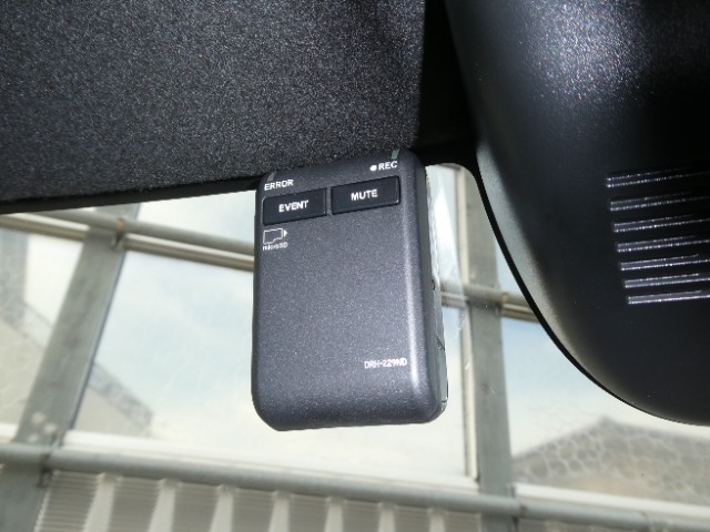 ◆ドライブレコーダー◆映像・音声などを記録する自動車用の装置です。　もしもの事故の際の記録はもちろん、旅行の際の思い出としてドライブの映像を楽しむことができます。