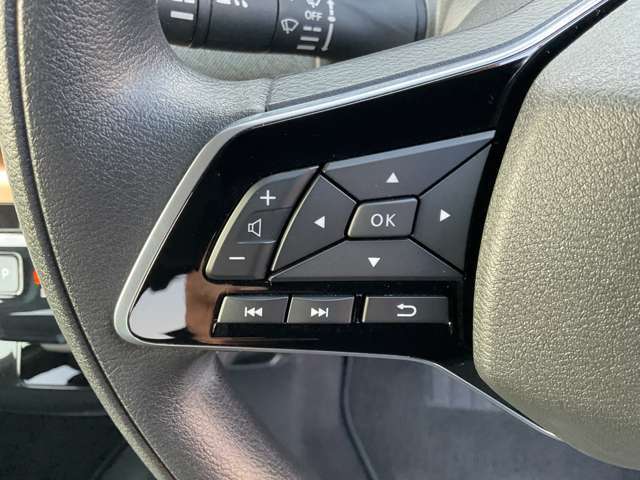 ステアリングリモコンで運転中もナビの音量を変更できます。