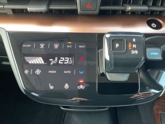 オートエアコンで温度設置をするだけ。運転席側にはシートヒーターがついております。
