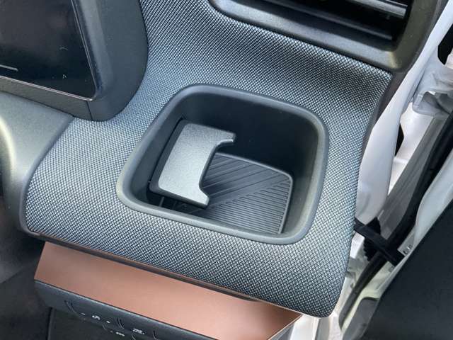 手の届きやすい位置にドリンクホルダーがある為、とても便利です☆