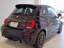 丸みを帯びてスーッと伸びるルーフラインがサイドに柔らかい印象を与えます。