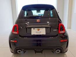 テールレンズは縦長のドーナツ型で、真ん中の部分はボディと同色になっています。