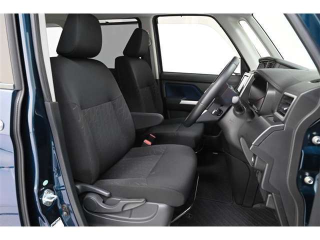 運転席/助手席です。　周囲も見やすいので安心して運転できます。◆フロントセンターアームレスト 装備
