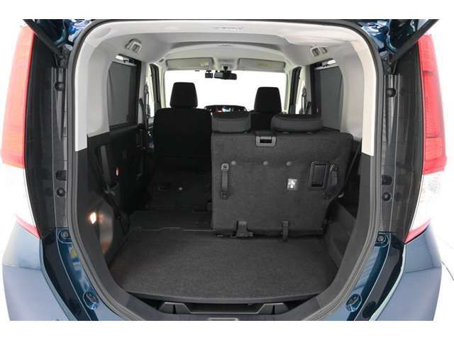 後部座席を前方にダイブイン格納。　丈の長い荷物を積むことができます。目的に合わせてシートアレンジが可能。