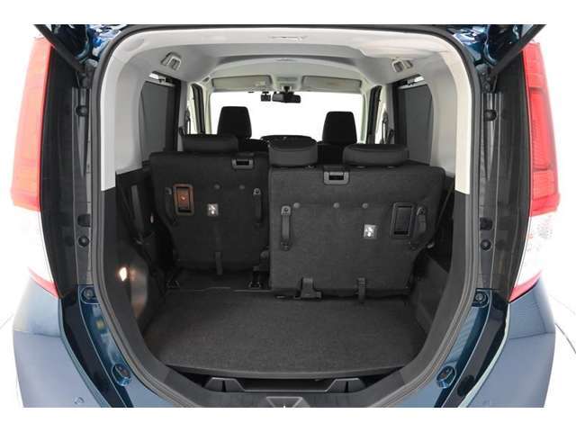 ◆リヤシートスライドで、乗車人数や荷物の大きさに合わせた幅広い使い方ができます。　後席シートバックのレバーで、荷室側からも簡単にスライド操作が可能です。※助手席側を前方にスライドした状態です。