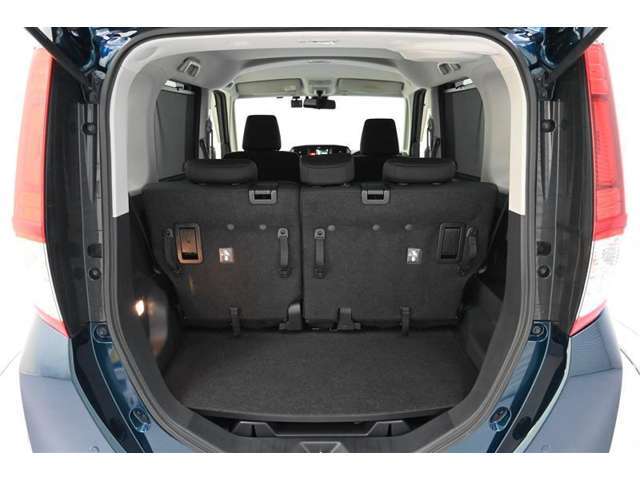 幅広いバックドア開口部と低い荷室フロア高で、重い荷物もラクに積み下ろしができます。シート背面のレバー操作で、バックドア側からもシート前後位置の調整が可能です。