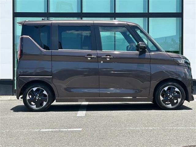 【右】商談ルームには「キッズスペース」を完備しています。DVD、ブロック、絵本、おままごとセット。お子様連れでも、ゆっくりとお車をお選びいただけます！