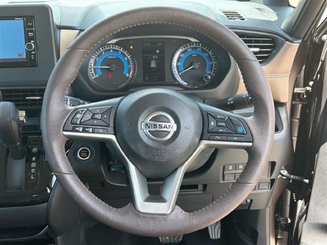 【ハンドル】軽い力で扱いやすいハンドルです。目立つ傷やスレなどなく綺麗な状態です！除菌プランいれていただくとさらに快適に！清潔なお車はお子様にも安心ですね！