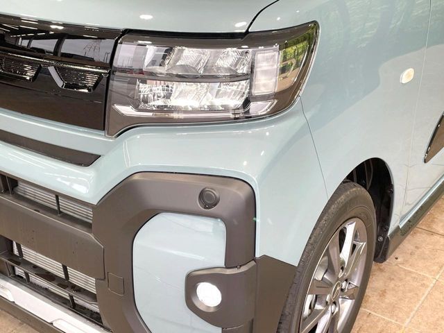 【LEDヘッドライト】悪天候や夜間走行時も良好な視界を確保し安心して運転できる高輝度LEDヘッドライトを装備！点灯速度が早く、消費電力も抑えられています。