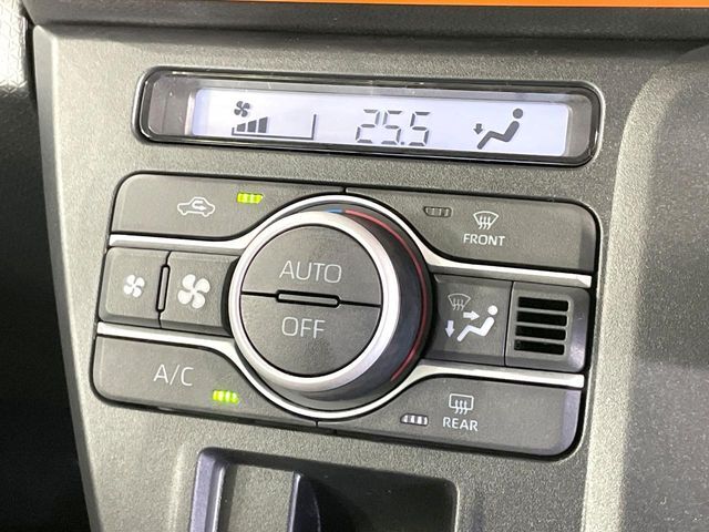【オートエアコン】一度お好みの温度に設定すれば、車内の温度を検知し風量や温度を自動で調整。暑い…寒い…と何度もスイッチ操作をする必要はありません。快適な車内空間には必須の機能ですね♪