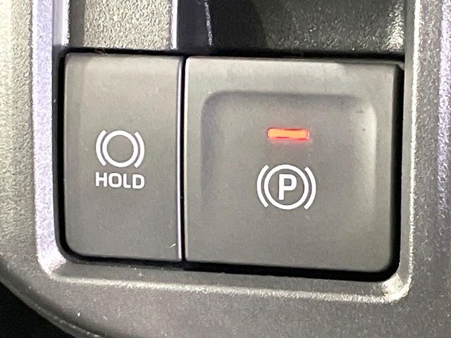 【オートブレーキホールド】信号待ちや渋滞で停車時にブレーキから足を離しても、停止状態を保持してくれます。前進するときはアクセルを踏めば自動で解除されるので安心♪街乗り運転が楽になります♪