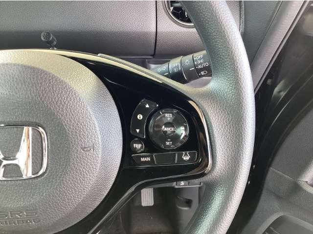 スイッチ操作で一定速度に走行を制御。加速、減速の少ない高速道路などでの運転をより快適にするクルーズコントロールを装備。