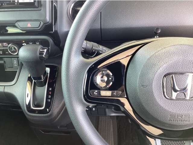 便利なステアリングスイッチも装備！運転中のオーディオ操作も安心です☆彡