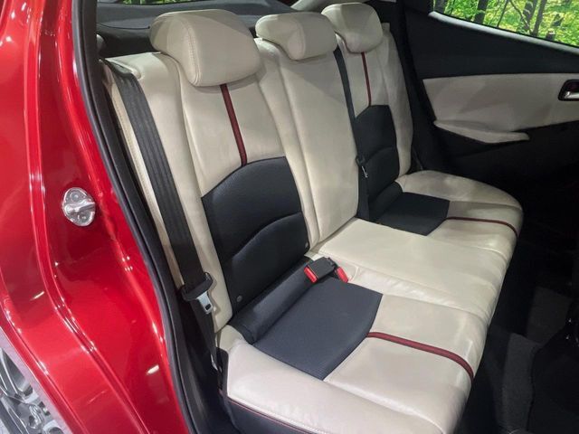 後部座席も気になるようなキズ・汚れやへたり等、大きなダメージはなく、良好な状態です。