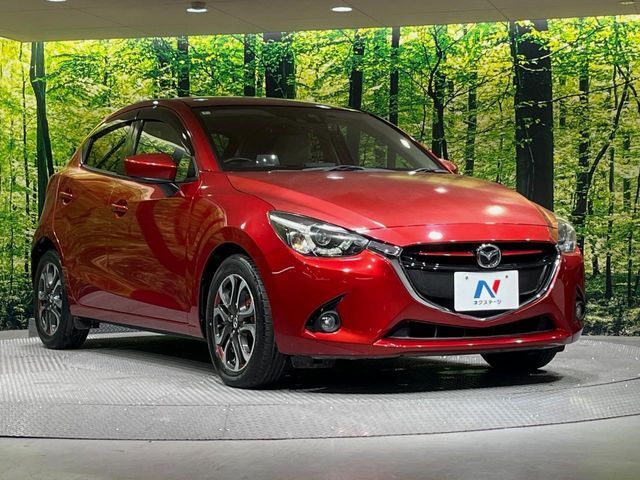 高透明度のガラス皮膜で撥水はもちろん、上質なツヤ・光沢を実現。紫外線や酸性雨から大切な愛車を保護し、色あせ・劣化を防止。「弾スプラッシュコート」、「弾プリミッサコート」からお選びいただけます。