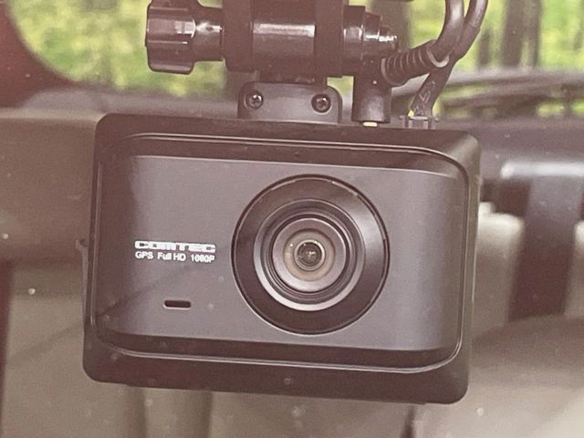 【ドライブレコーダー】安心・安全なカーライフに必須のドライブレコーダーを装備！走行中はもちろん、あおり運転や事故に遭遇した際の状況も映像で記録し、万一のリスクに備えます。