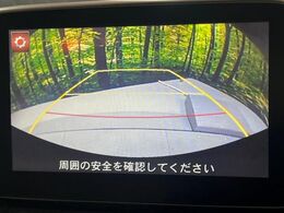 【バックカメラ】駐車時に後方がリアルタイム映像で確認できます。大型商業施設や立体駐車場での駐車時や、夜間のバック時に大活躍！運転スキルに関わらず、今や必須となった装備のひとつです！