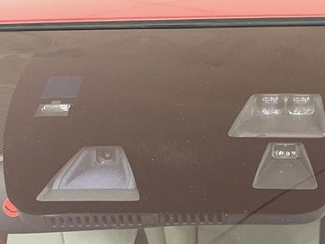 【i-ACTIVESENSE】走行中に前方の車両等を認識し、衝突しそうな時は警報とブレーキで衝突回避と被害軽減をアシスト。より安全にドライブをお楽しみいただけます。