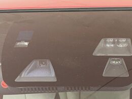 【i-ACTIVESENSE】走行中に前方の車両等を認識し、衝突しそうな時は警報とブレーキで衝突回避と被害軽減をアシスト。より安全にドライブをお楽しみいただけます。