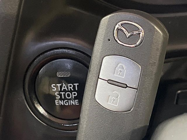 【アドバンストキー】カバンやポケットに入れたままでもドアの施錠・解錠が可能なスマートキーを装備。エンジンのオン・オフ時もカギを取り出す必要が無いからとっても便利です♪